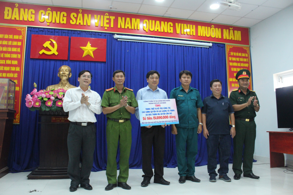 Trao tặng thiết bị hỗ trợ công tác cho chính quyền và lực lượng vuc trang xã đảo Thạnh An.