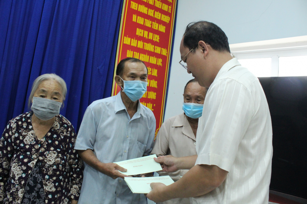 Phó bí thư Thành ủy TPHCM Nguyễn Hồ Hải trao quà cho các gia đình khó khăn tại 