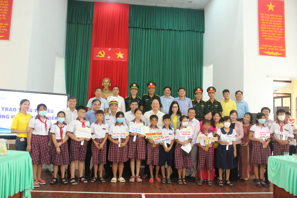 Các đại biểu chụp ảnh lưu niệm với các học sinh xã đảo Thạnh An.
