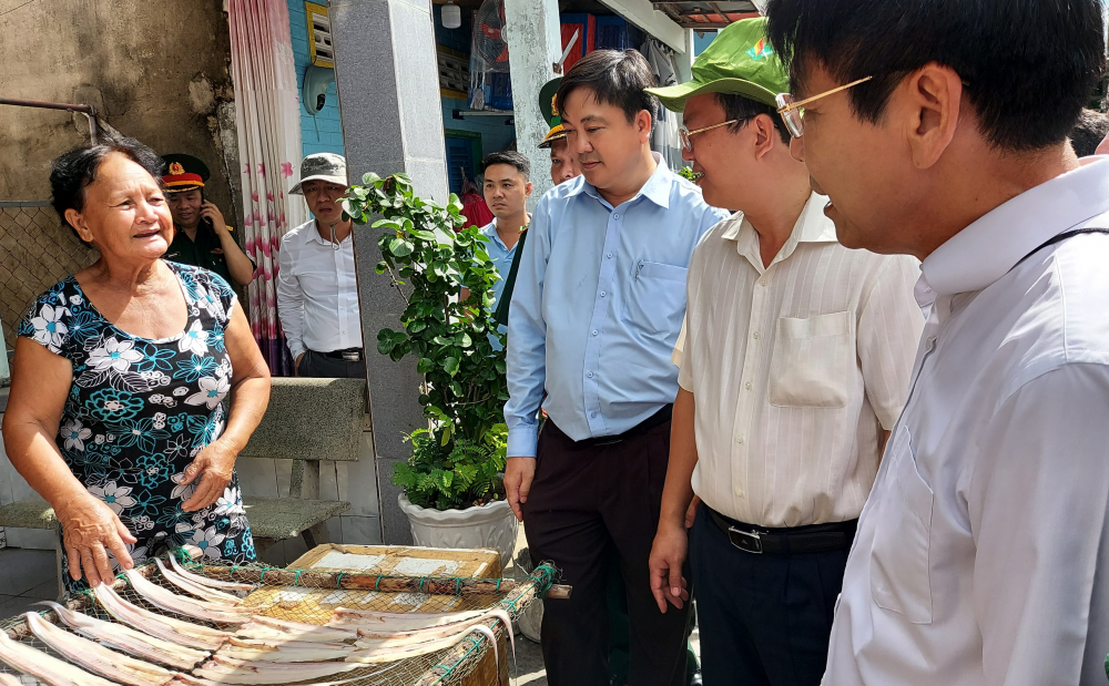 Các đại biểu hỏi thăm đời sống người dân tại xã đảo Thạnh An.