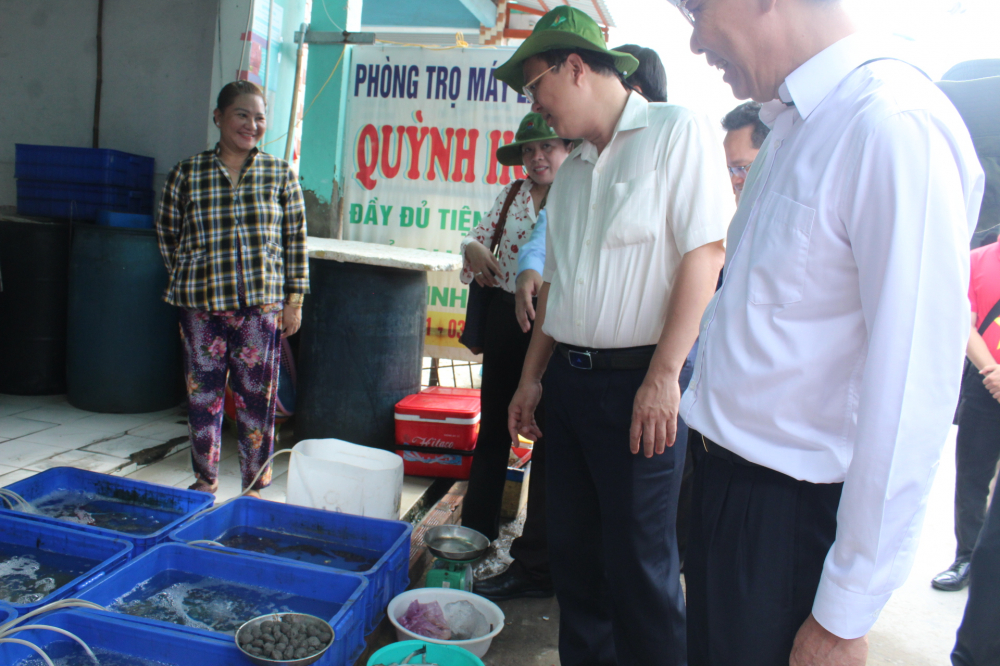 Người dân tại xã đảo Thạnh An chủ yếu làm nghề đánh bắt thủy hải sản, buôn bán, kinh doanh du lịch