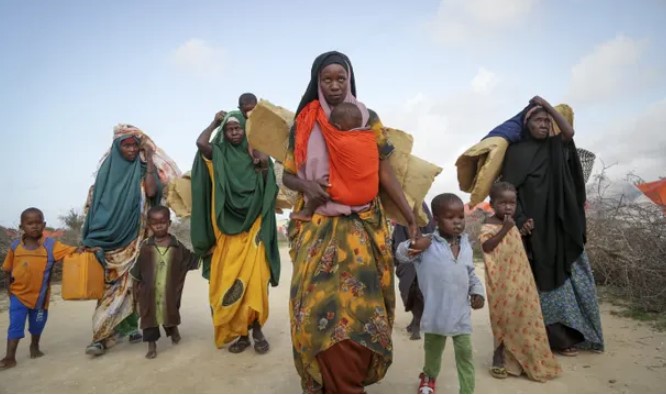 gười Somalia chạy trốn khỏi các khu vực bị hạn hán đến một trại tạm bợ ở ngoại ô Mogadishu. Liên hợp quốc cho biết nạn đói là một nguy cơ nghiêm trọng ở đất nước này. Ảnh: Farah Abdi Warsameh / AP