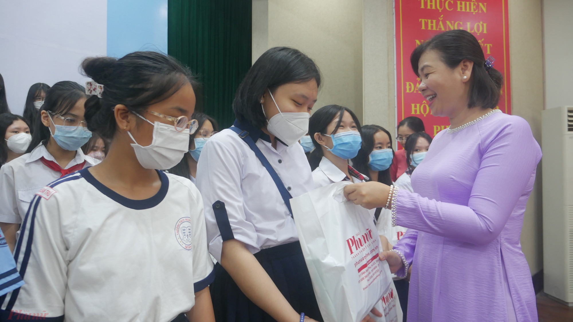 Bà Lý Việt Trung - Tổng Biên tập Báo tặng quà cho các em nữ sinh hiếu học vượt khó 