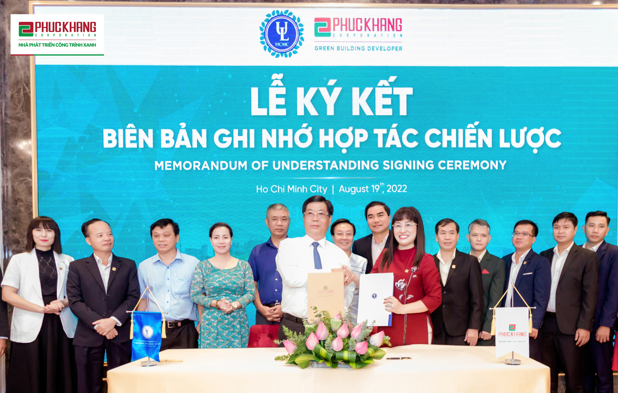 Đại diện Phuc Khang Corporation và Trường ĐH Luật TPHCM ký kết Biên bản ghi nhớ hợp tác chiến lược - Ảnh: Phuc Khang Corporation