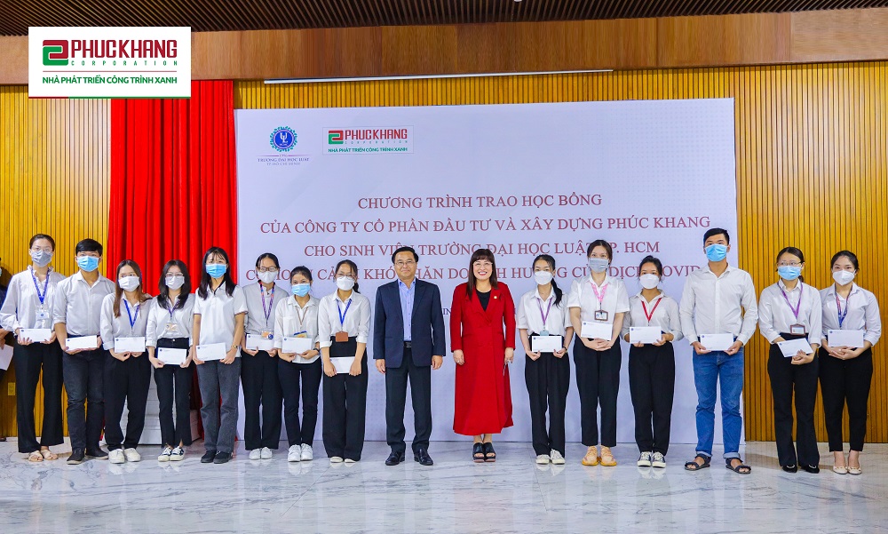 Phuc Khang Corporation trao tặng 100 suất học bổng cho các sinh viên Trường ĐH Luật TPHCM - Ảnh: Phuc Khang Corporation