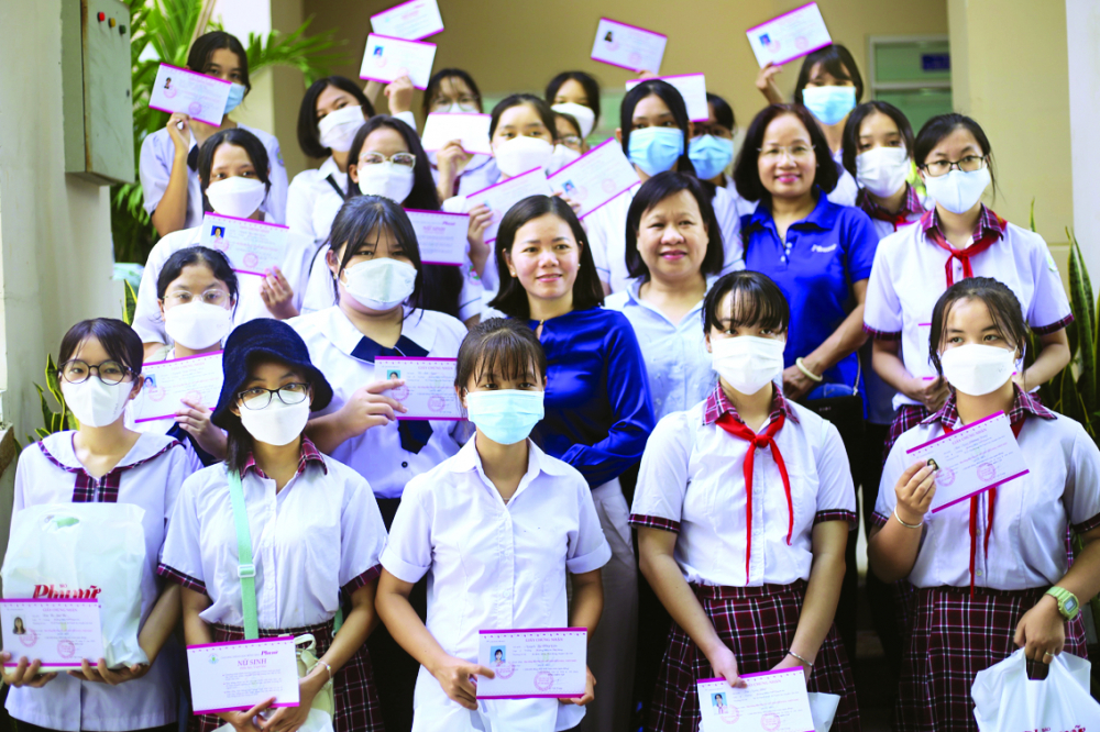 20 Nữ sinh  hiếu học vượt khó  ở huyện Cần Giờ nhận học bổng  sáng 19/8/2022  ảnh: Nguyễn Quang
