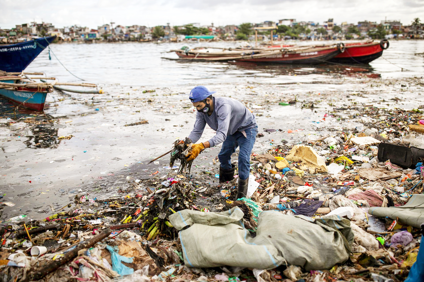 Một tình nguyện viên thu gom rác từ sông Pasig bị ô nhiễm nặng, ở Baseco, Manila (Philippines) - ẢNH: REUTERS