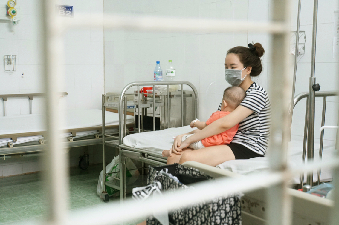 Hai mẹ con  một bệnh nhi trong khu vực cách ly  điều trị COVID-19  ở Bệnh viện  Nhi Đồng 2 TP.HCM ảnh: P.A.