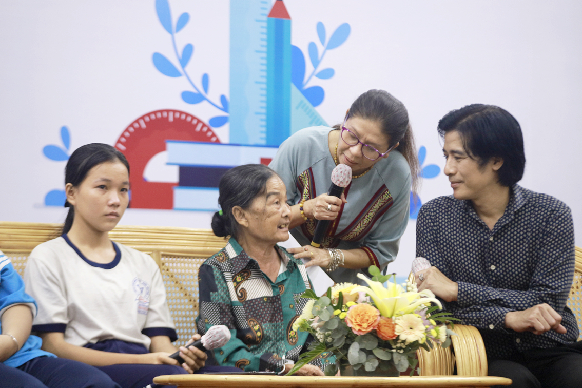 Trần Thị Doanh Doanh và bà ngoại (từ trái sang) giao lưu tại lễ trao học bổng “Nữ sinh hiếu học vượt khó” - ẢNH: PHÙNG HUY