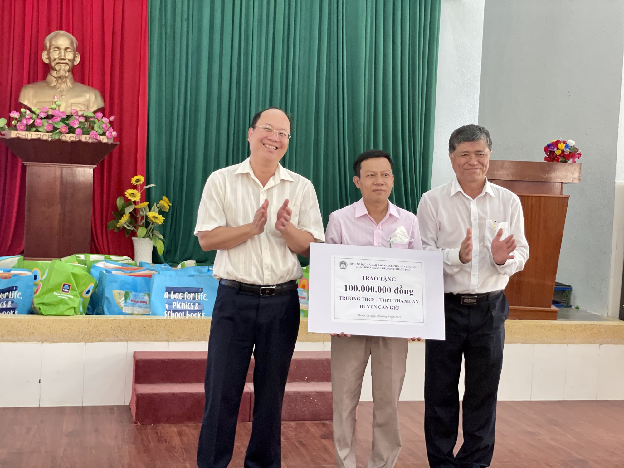 Phó Bí thư Thành ủy TPHCM Nguyễn Hồ Hải (ngoài cùng bên trái) và Giám đốc Sỏ GD-ĐT TPHCM Nguyễn Văn Hiếu (ngoài cùng bên phải) trao tặng 100 triệu đồng của Công đoàn ngành GD-ĐT TPHCM cho thầy, trò Trường THCS-THPT Thạnh An