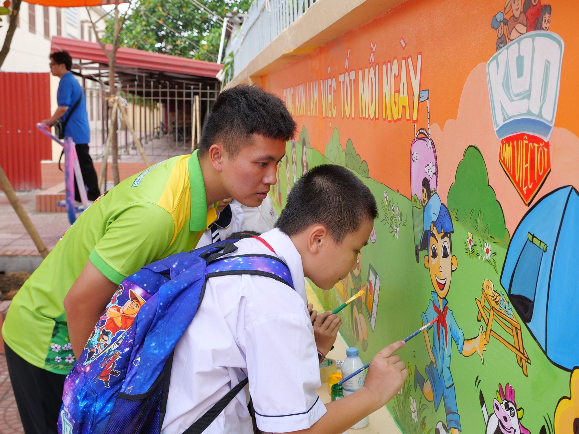 Các em học sinh tham gia vẽ tranh – Ảnh: IDP
