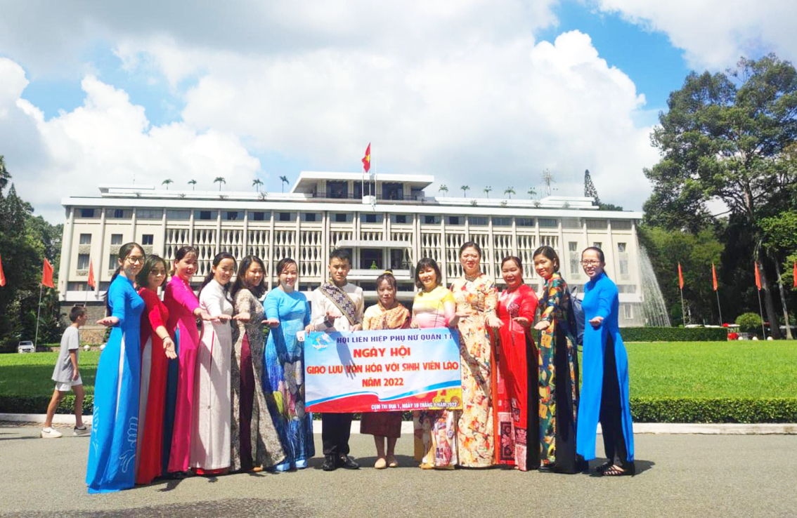 Hội LHPN Q.11 cùng các sinh viên Lào tham quan Hội trường Thống Nhất
