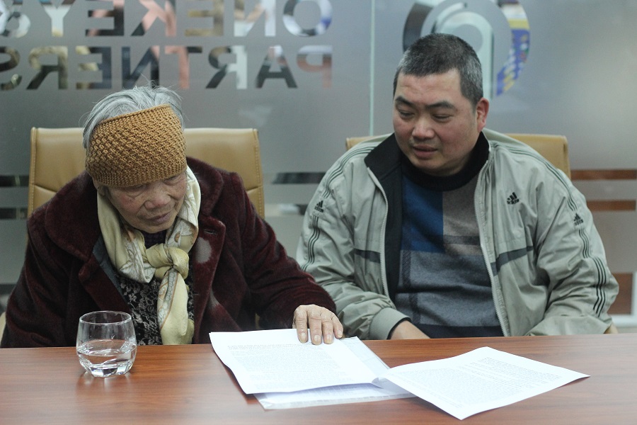 Cụ Nguyễn Thị May (trái) cùng người thân trao đổi với PV về nội dung vụ án