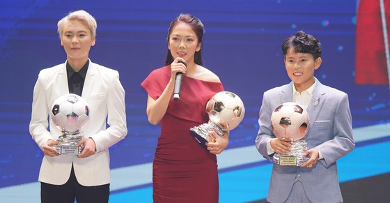 Huỳnh Như (giữa) đoạt Quả bóng vàng nữ Việt NBam 2021