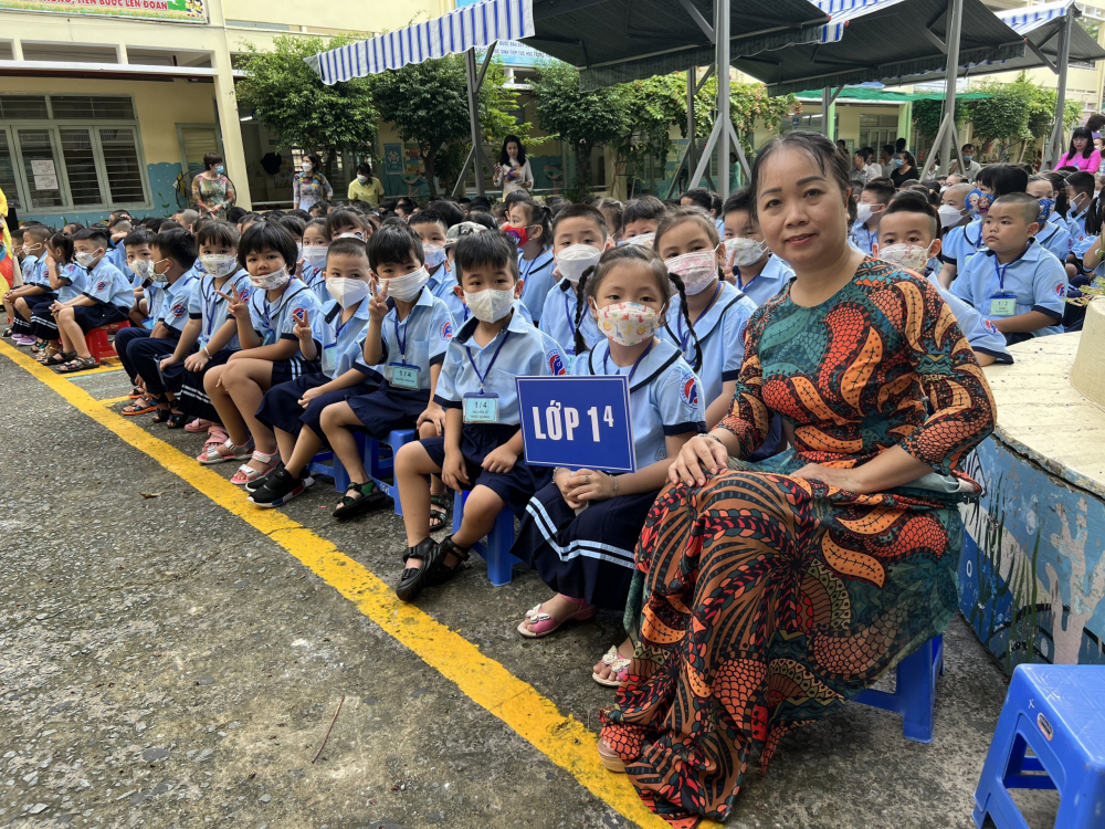 Các em học sinh lớp 1 sinh hoạt dưới sân trường tại Trường tiểu học Phú Thọ (quận 11).