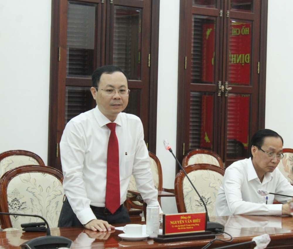 Phó bí thư Thành ủy TPHCM Nguyễn Văn Hiếu mong ông Trần Quốc Trung hoàn thành tốt công tác tham mưu