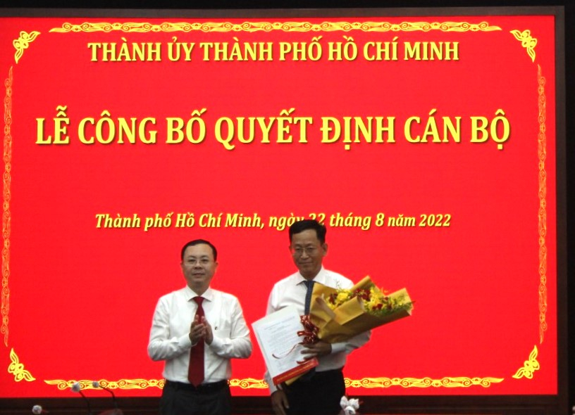 Phó bí thư Thành ủy TPHCM Nguyễn Văn Hiếu trao quyết định bổ nhiệm cho ông Nguyễn Quốc Trung.