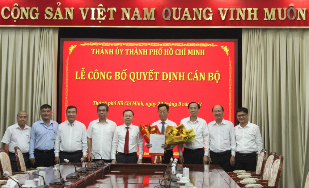 Lãnh đạo Thành ủy TPHCM chúc mừng ông Trần Quốc Trung nhận nhiệm vụ mới.