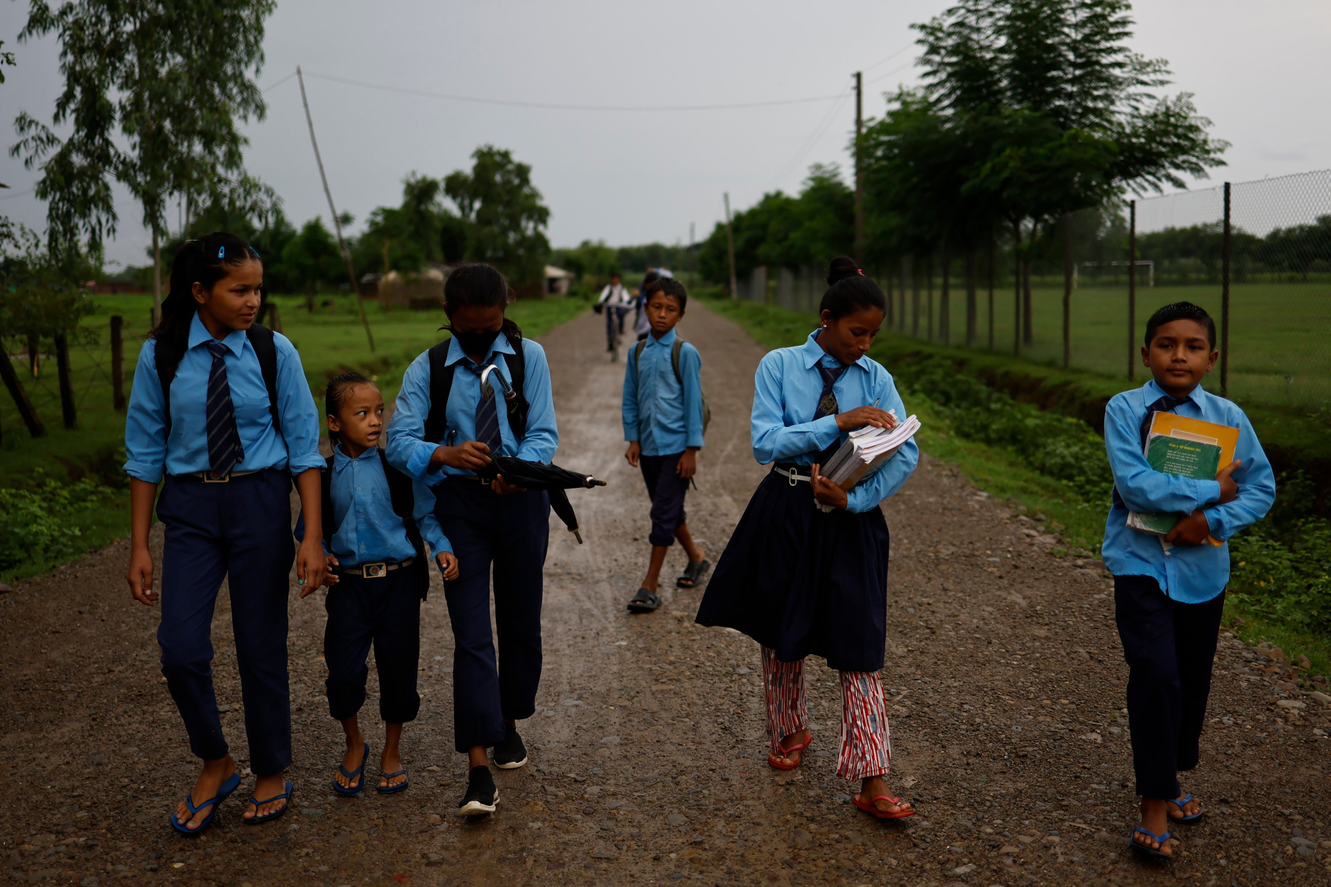 Sunar và con trai cùng bạn học cùng xóm mỗi ngày mất khoảng 20 phút đi bộ đến trường. Sunar cho biết, cô chưa bao giờ thấy vui nhu6 hiện tại 