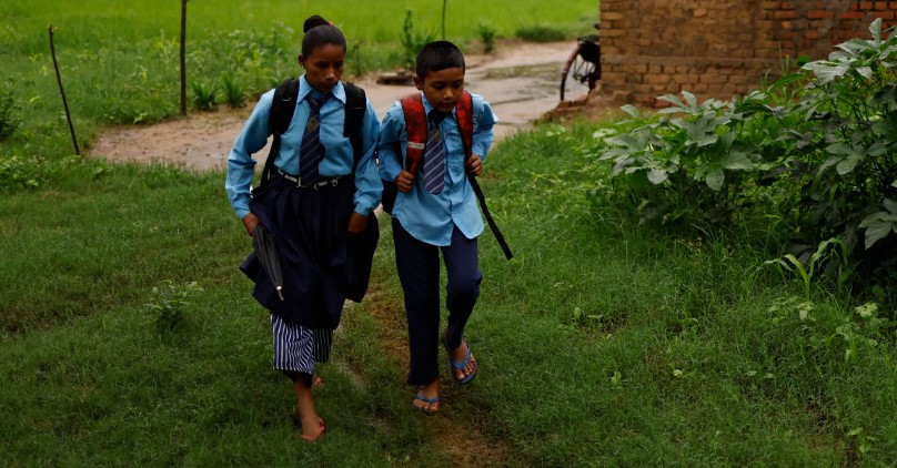 Parwati Sunar năm nay 27 tuổi và có hai cậu con trai đang tuổi ăn tuổi học. Bản thân cô cũng là một nông dân ở vùng quê nghèo nhưng vì ham mê đi học, cô đã cố gắng thuyết phục mẹ chồng, chồng và cả hai con trai để quay lại trường sau khi đã bỏ học từ năm 15 tuổi