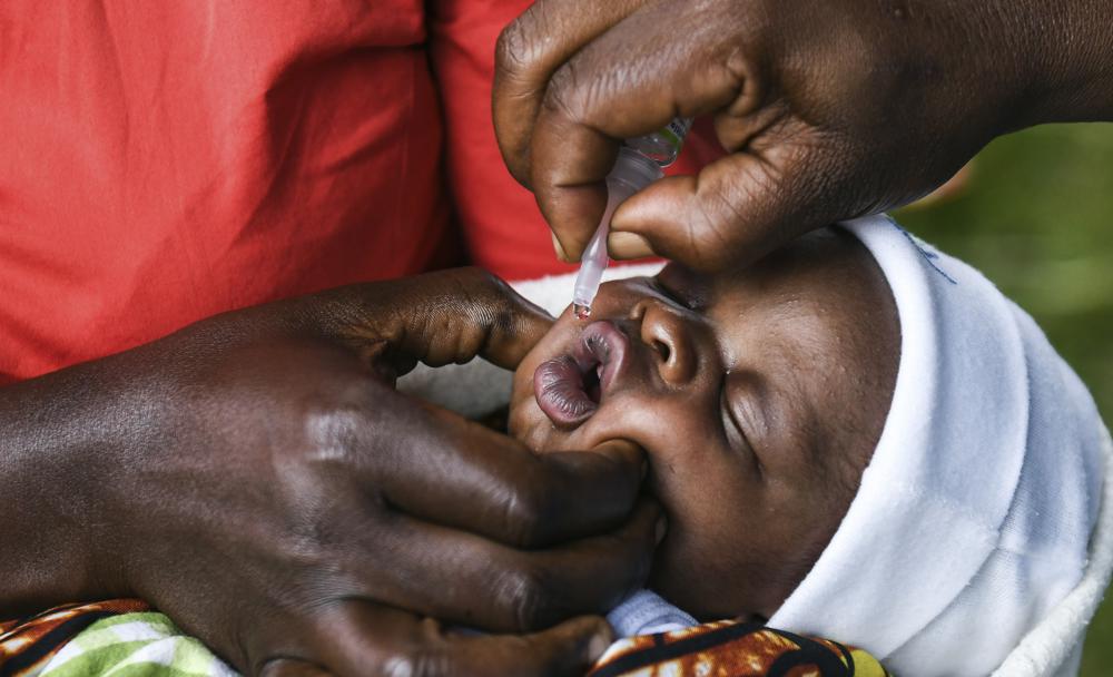 Đây không phải lần đầu các nhà khoa học biết về hiện tượng cực kỳ hiếm gặp này. Đó là lý do tại sao một số quốc gia đã chuyển sang sử dụng các loại vaccine bại liệt ở dạng tiêm.