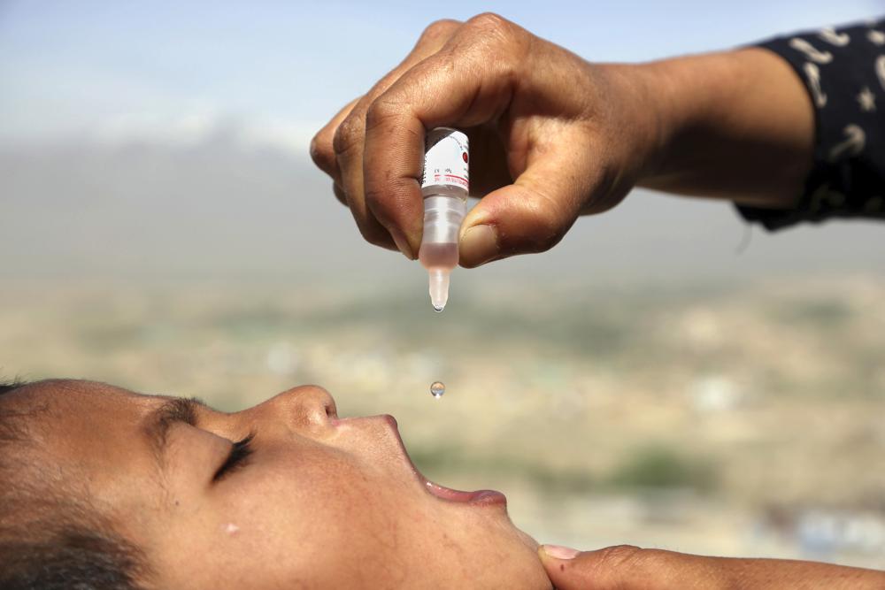 Nhiều quốc gia đã chuyển sang sử dụng vắc xin chứa virus bất hoạt ở dạng tiêm để tránh những nguy cơ. Các nước Bắc Âu và Hà Lan không bao giờ sử dụng vắc xin uống. Các nhà khoa học cũng khuyến cáo việc chuyển vắc xin từ dạng uống sang dạng tiêm cần được triển khai sớm hơn trên toàn cầu. Các chuyên gia cho biết để ngăn chặn bệnh bại liệt ở Anh, Mỹ và Israel, điều cần thiết là tiêm chủng nhiều hơn.