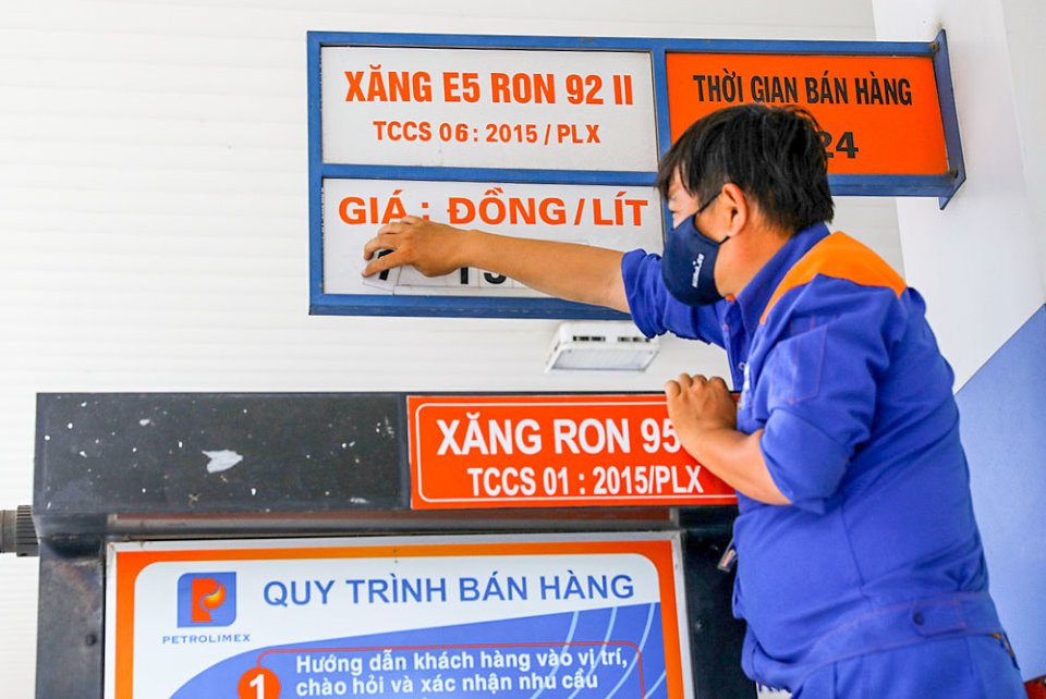 Giá xăng giữ ổn định sau 5 lần giảm liên tục - Ảnh mi h họa.