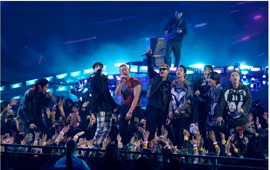 Nhóm nhạc nam K-pop BTS và ban nhạc Anh Coldplay biểu diễn cùng nhau trong Lễ trao giải Âm nhạc Mỹ lần thứ 49 tại Nhà hát Microsoft ở Los Angeles, tháng 11/2021.