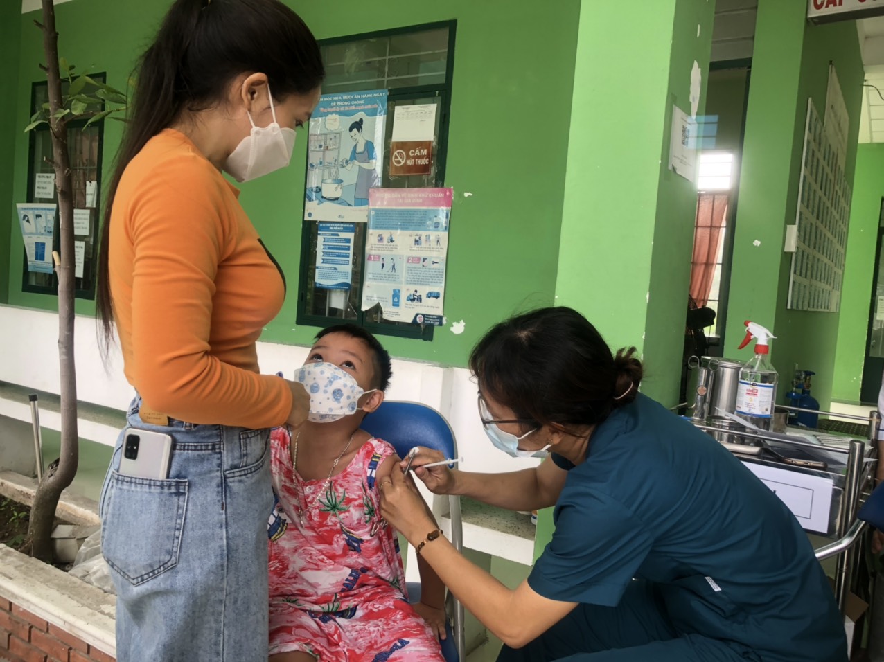 Phụ huynh đưa học sinh tiêm vắc xin phòng COVID-19 tại TP. Nha Trang