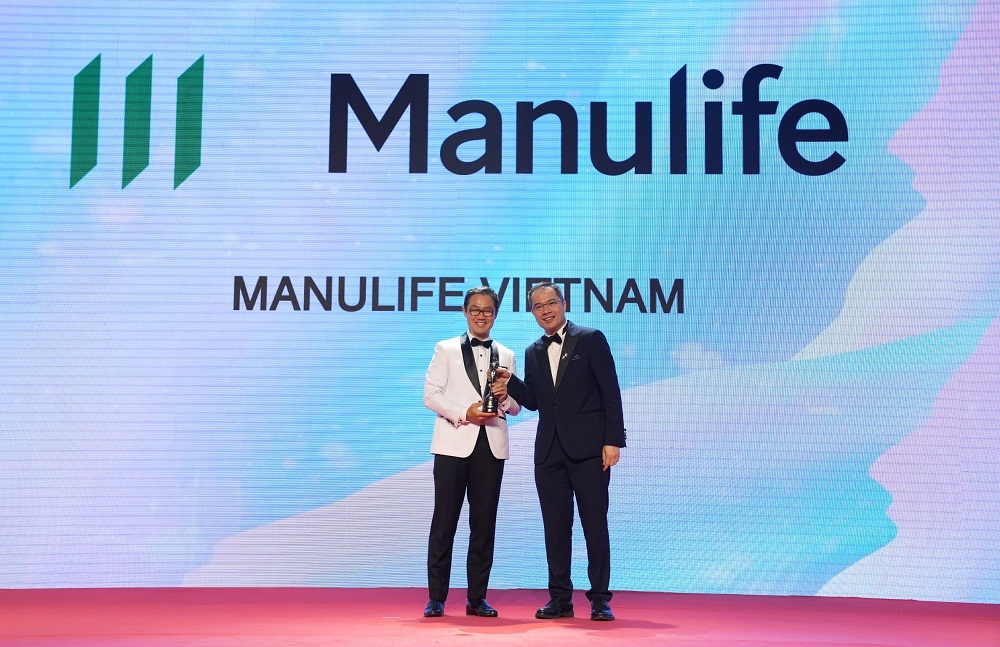Ông Sang Lee (trái) Tổng giám đốc Manulife Việt Nam nhận cúp vinh danh từ ban tổ chức - Ảnh: Manulife Việt Nam
