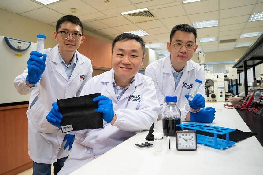 (Từ trái sang) Tiến sĩ Zhang Yaoxin, Trợ lý Giáo sư Tan Swee Ching và nghiên cứu sinh Qu Hao với pin tự sạc. làm từ vải thô