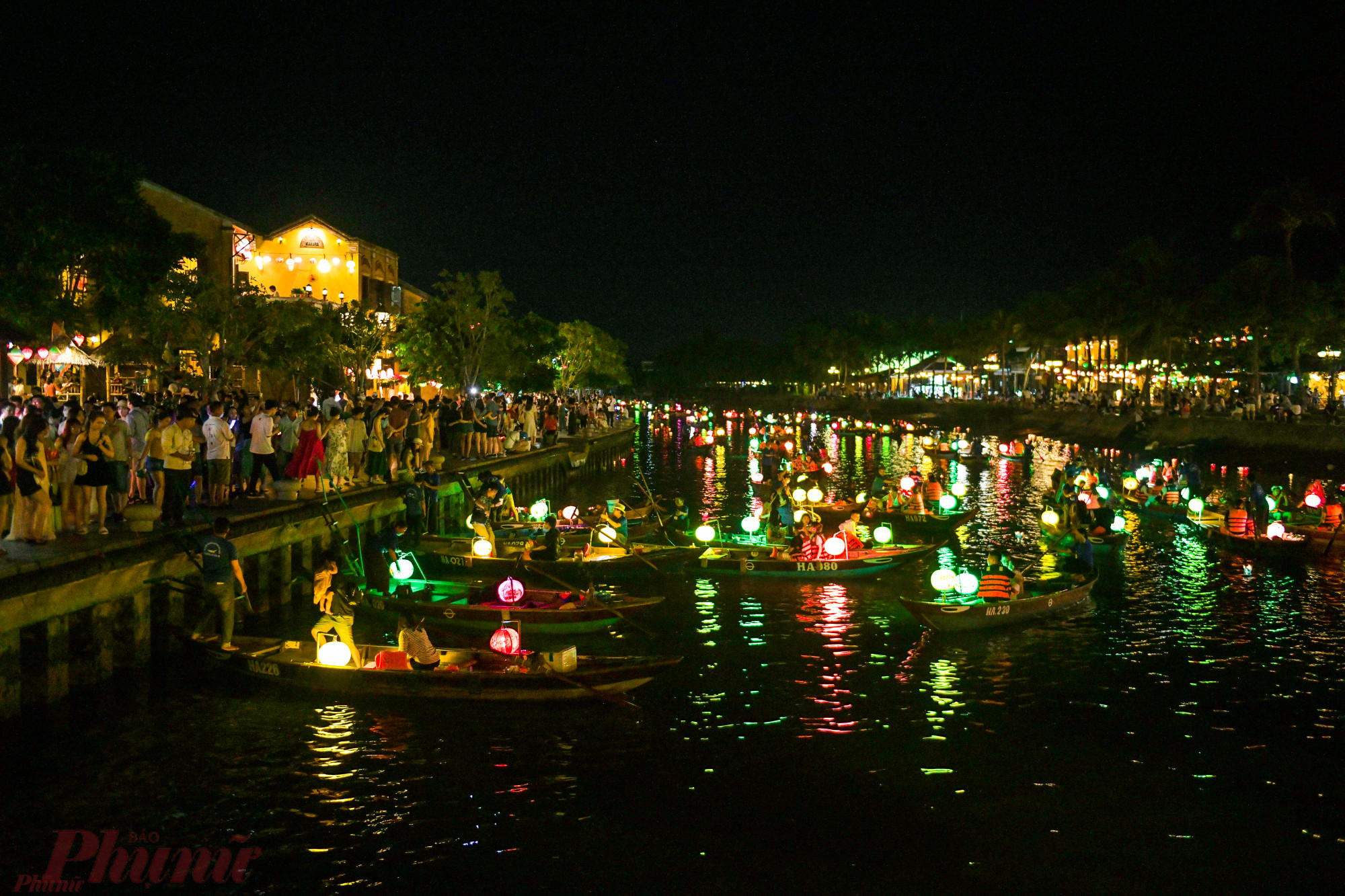 Về đêm, toàn bộ hội an được thắp sáng bằng đèn. Những cây cầu, con thuyền dọc bến song hoài lung linh trong ánh đèn lồng