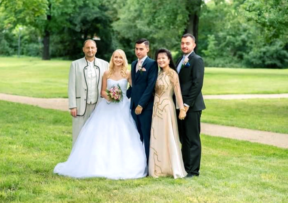 Gia đình trong ngày cưới của con trai út Michael