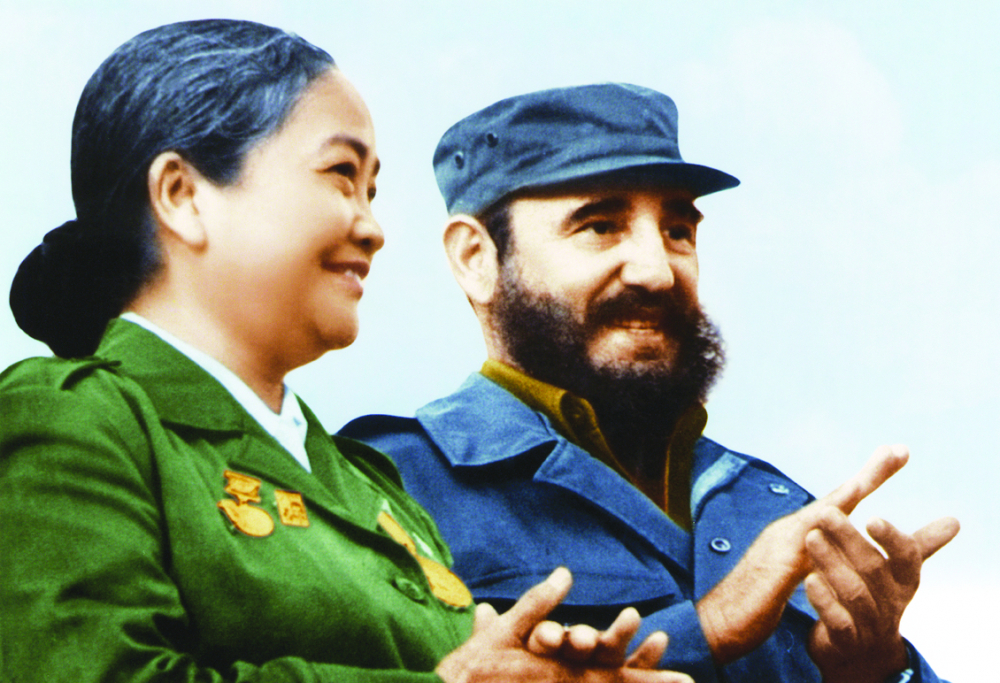 Chủ tịch Hội đồng Nhà Nước Cuba Fidel Castro đón tiếp bà Nguyễn Thị Định sang thăm Cuba ngày 18/7/1974 - ẢNH: TƯ LIỆU