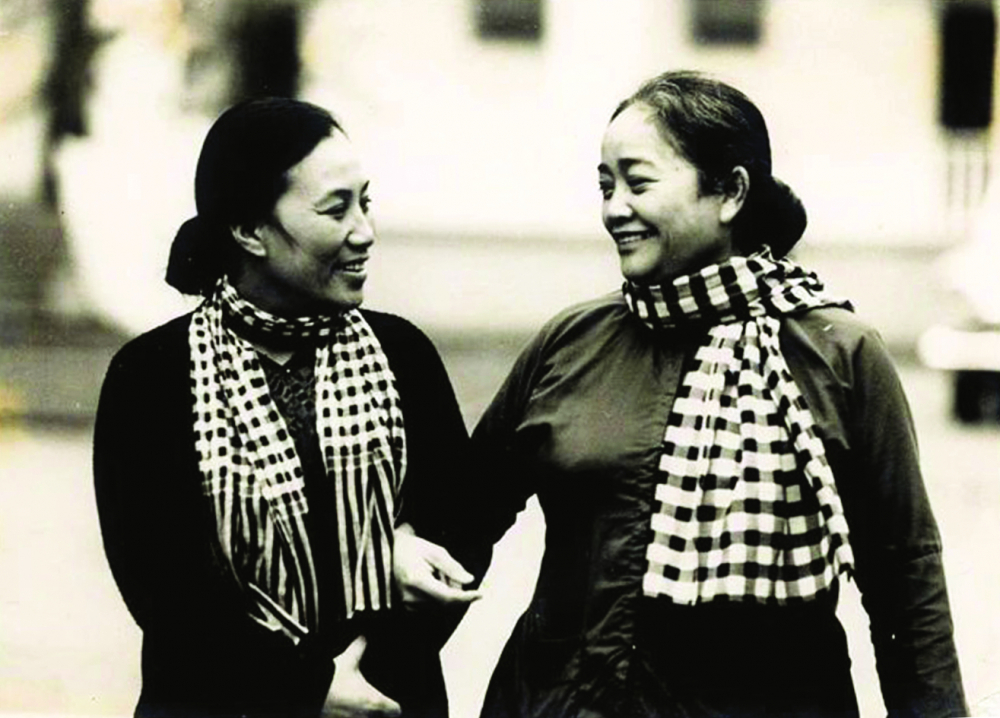 Bà Nguyễn Thị Bình (trái- Nguyên Phó Chủ tịch nước) và bà Nguyễn Thị Định trong Chiến tranh chống Mỹ. Nguồn: TTXVN.