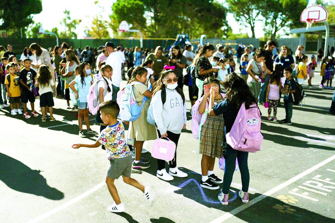 Học sinh xếp hàng chờ vào lớp trong ngày đầu tiên trở lại trường học ở Anaheim, bang California, Mỹ hôm 11/8 - ẢNH: AP