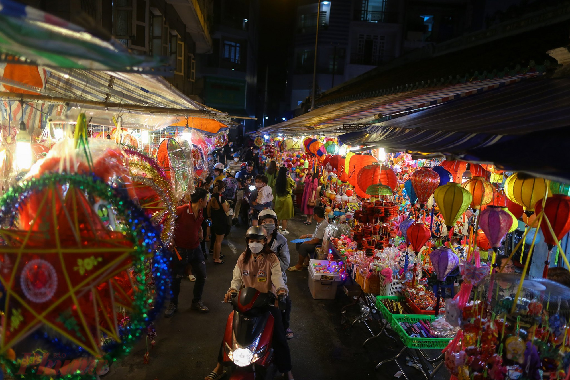 Sau 2 năm đóng cửa tránh dịch, dịp Tết Trung thu năm nay, phố đèn lồng trên đường Lương Nhữ Học, quận 5 đã rộn ràng trở lại.