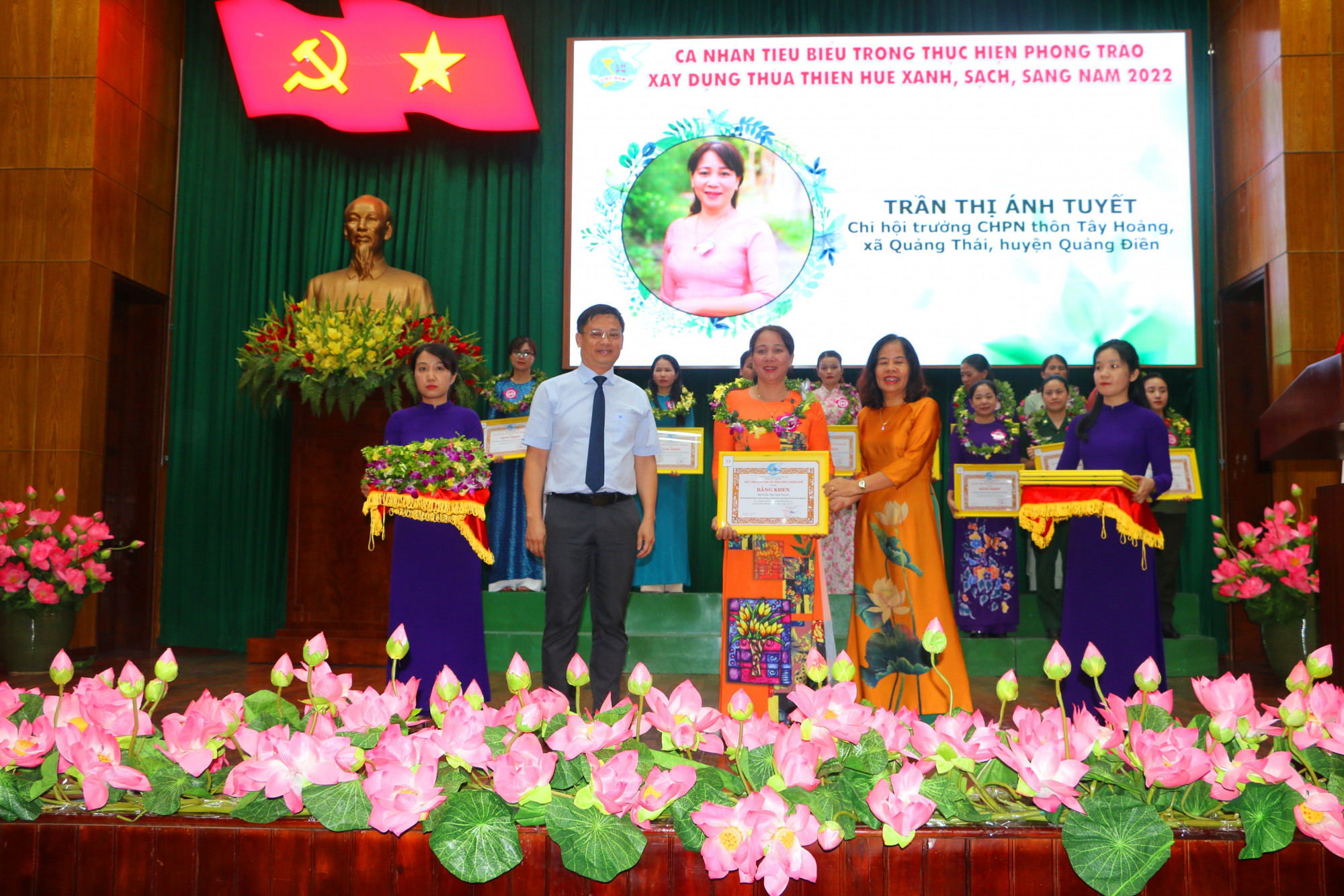 Tặng bằng khen cho cá nhân chị Trần Thị Ánh Tuyết Chi Hội trưởng Hội Phụ nữ thôn Tây Hoàng xã Quảng Thái huyện Quảng Điền