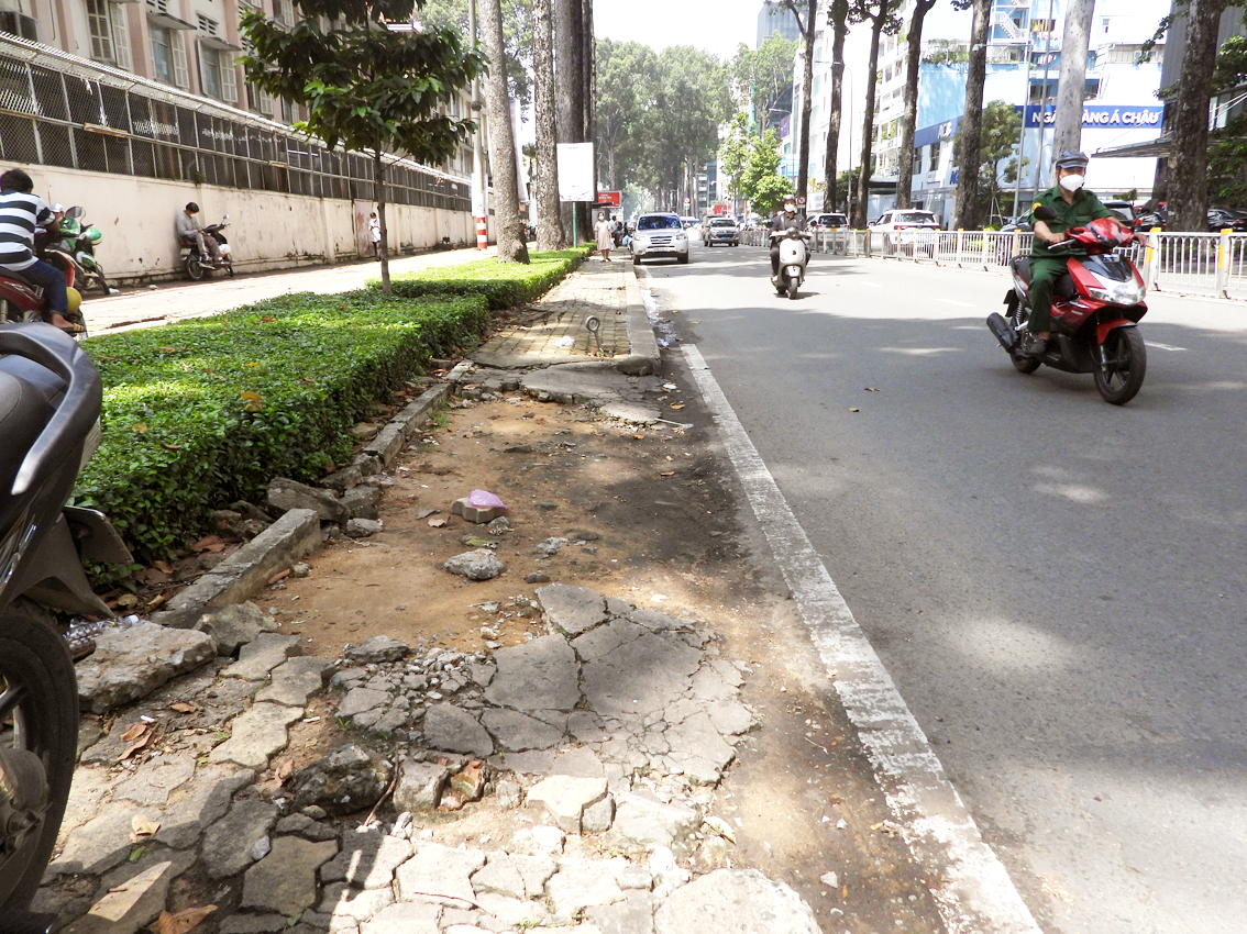 Một đoạn lề đường bị bong tróc nặng trên đường Nguyễn Thị Minh Khai (bên hông Bệnh viện Từ Dũ) (ảnh chụp ngày 19/8/2022) - Ảnh: Phùng HUy