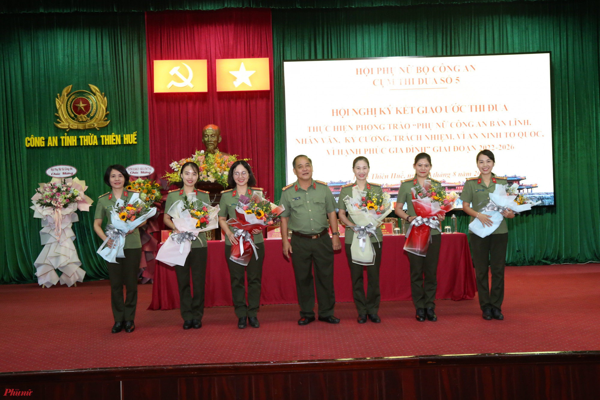 Đại tá Lê Văn Vũ, Phó giám đốc Công an tỉnh Thừa Thiên-Huế tặng hoa cho các Chi hội trưởng