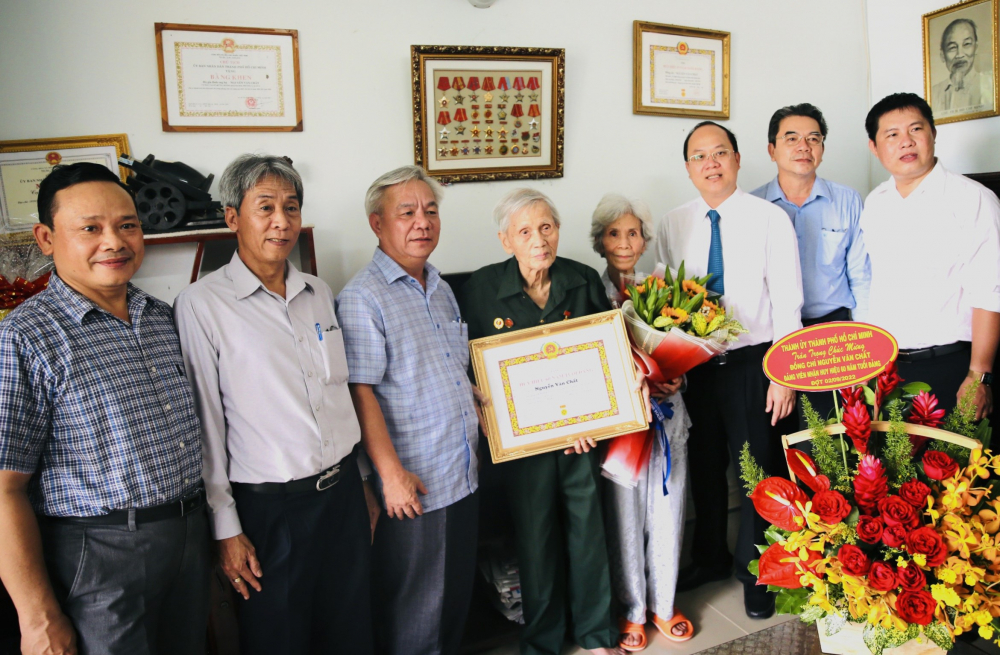 Ông Nguyễn Văn Chất nhận Huy hiệu 60 năm tuổi Đảng - Ảnh: Tường Lam.