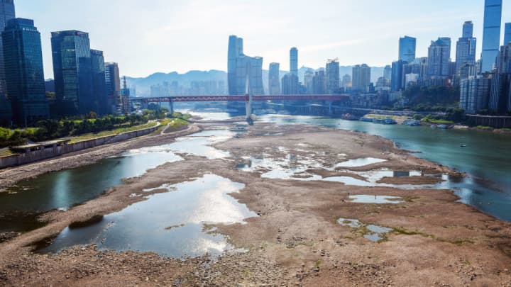 Một con sông ở Trùng Khánh bị trơ đáy do hạn hán nghiêm trọng - Ảnh: Zhong Guilin/VCG/Getty Images