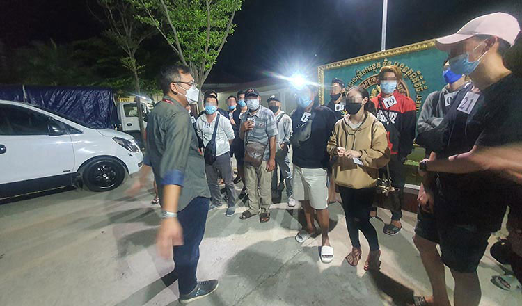 Một sĩ quan Nhập cư Campuchia tư vấn cho những người lao động nhập cư Indonesia sau khi họ được giải cứu khỏi các tổ chức lừa đảo.