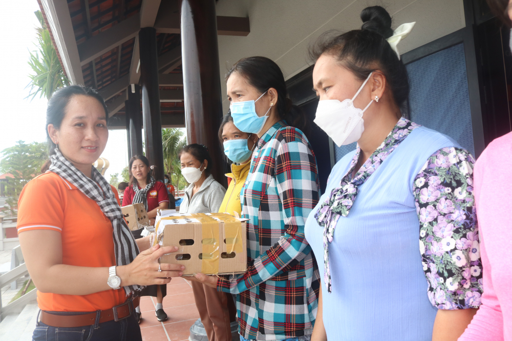 Bà Đinh Thị Hồng Hạnh - Phó chủ tịch Hội LHPN quận Bình Tân - trao những chú gà con cho chị em mang về thả vườn, hy vọng gầy dựng được đàn gà bán kiếm thêm thu nhập. 
