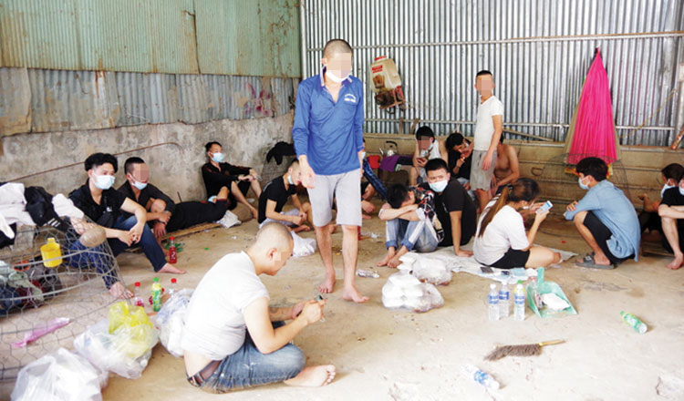 Công dân Việt Nam sau khi trốn lao động cưỡng bức ở một sòng bạc tại tỉnh Kandal tập trung tại một đồn biên phòng ở An Giang 
