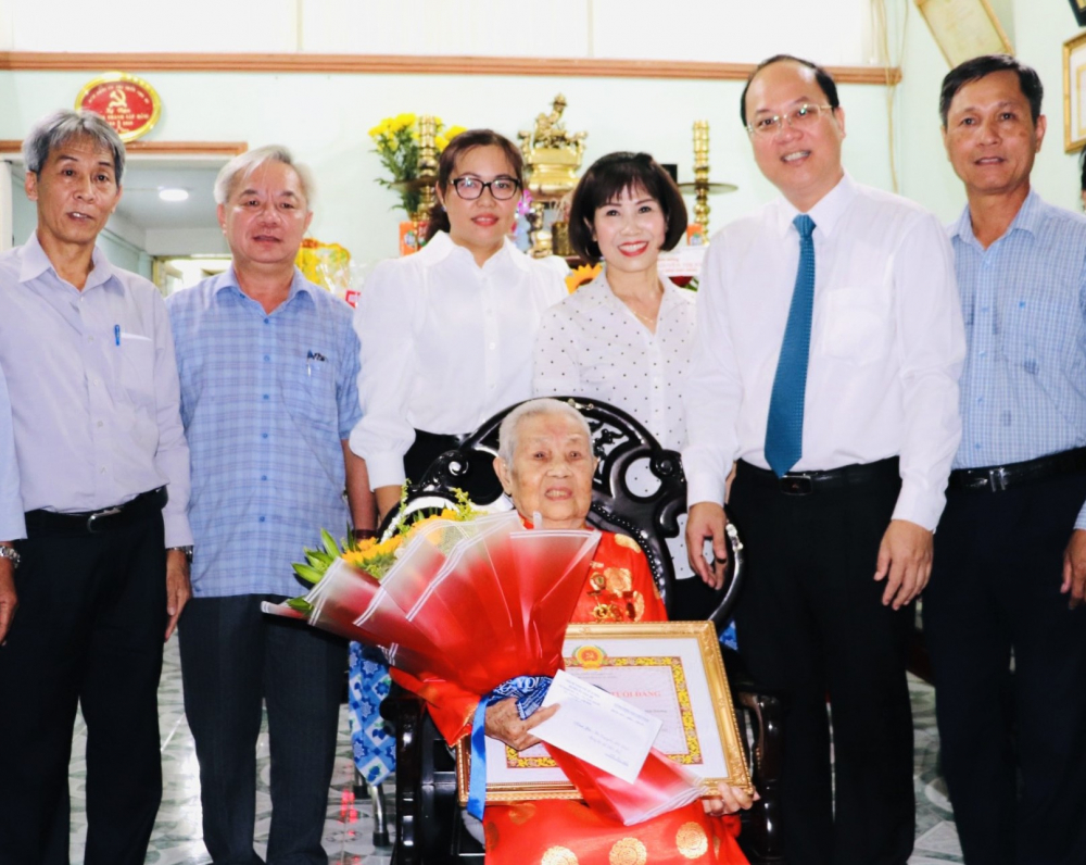 Bà Nguyễn Thị Xy nhận Huy hiệu 60 năm tuổi Đảng - Ảnh: Tường Lam.