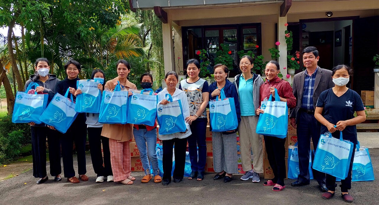 Đoàn đã đến thăm và tặng quà cho 14 nhà nuôi dạy trẻ mồ côi của làng SOS Đà Lạt