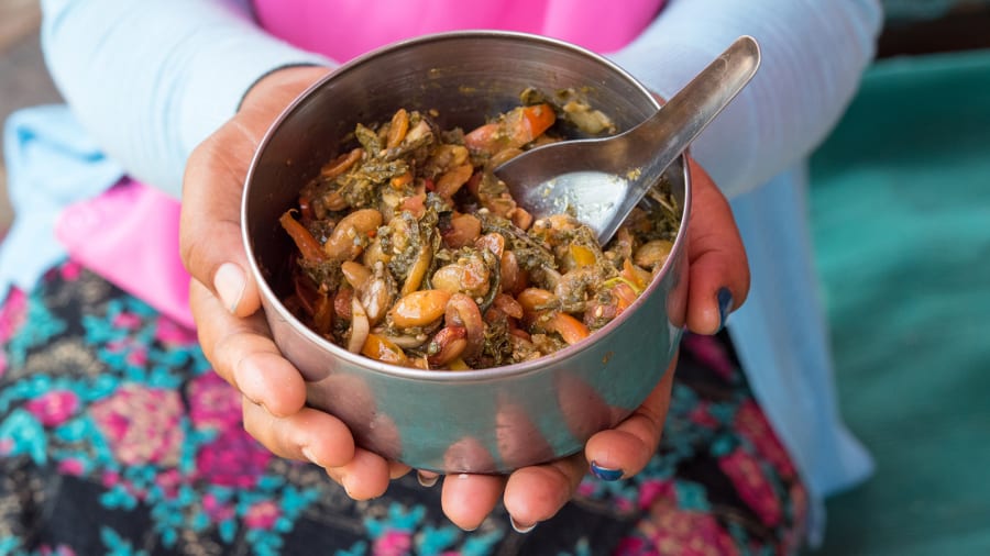 Lahpet thoke, Myanmar: Món salad lá trà thơm ngon này có vị chua, chua và hơi đắng, nhờ vào nguyên liệu được sao: lá trà Assam ngâm hoặc lên men. Lá được trộn với bắp cải, cà chua, đậu, hạt rang, hạt nướng, tôm khô và tỏi phi.
