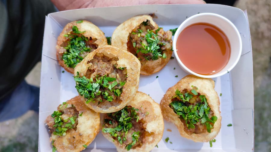 Fuchka, Bangladesh: Fuchka là một trong những món ăn đường phố phổ biến nhất ở Bangladesh. Những hình cầu rỗng, giòn thường đi kèm với nhân khoai tây nghiền và đậu gà, trộn với hành tươi băm nhỏ, dưa chuột, chanh, rau mùi và ớt xanh trong hỗn hợp chaat masala.