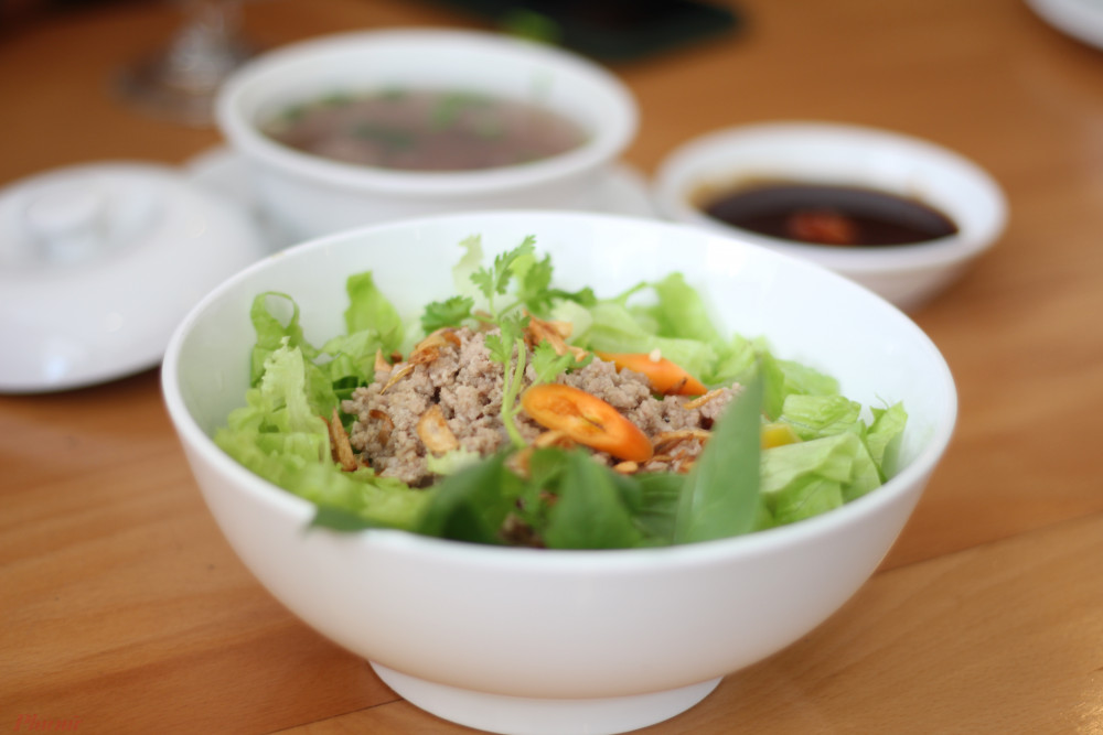 Phở, Việt Nam: Món phở thịnh soạn này được biết đến với nước dùng thơm và đậm đà, sợi mì dai và chất đạm mềm (thường là thịt bò hoặc gà).